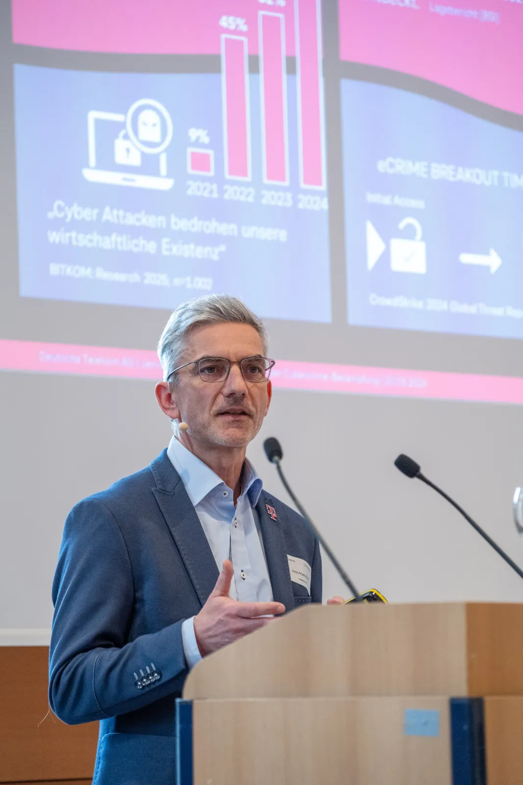Vortrag am Rednerpult zur Cybercrime-Lage