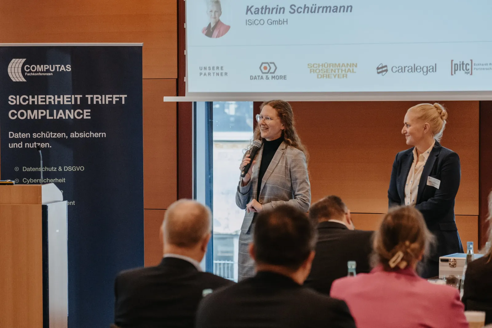 Begrüßung auf der Bühne beim Datenschutztag 2026