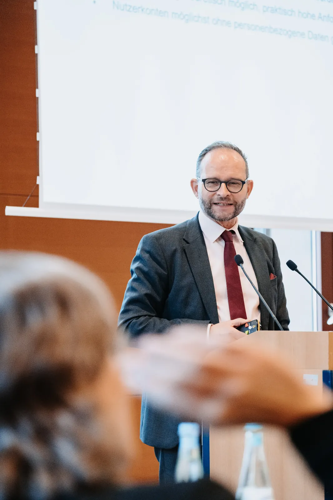 Vortrag am Rednerpult beim Datenschutztag 2026