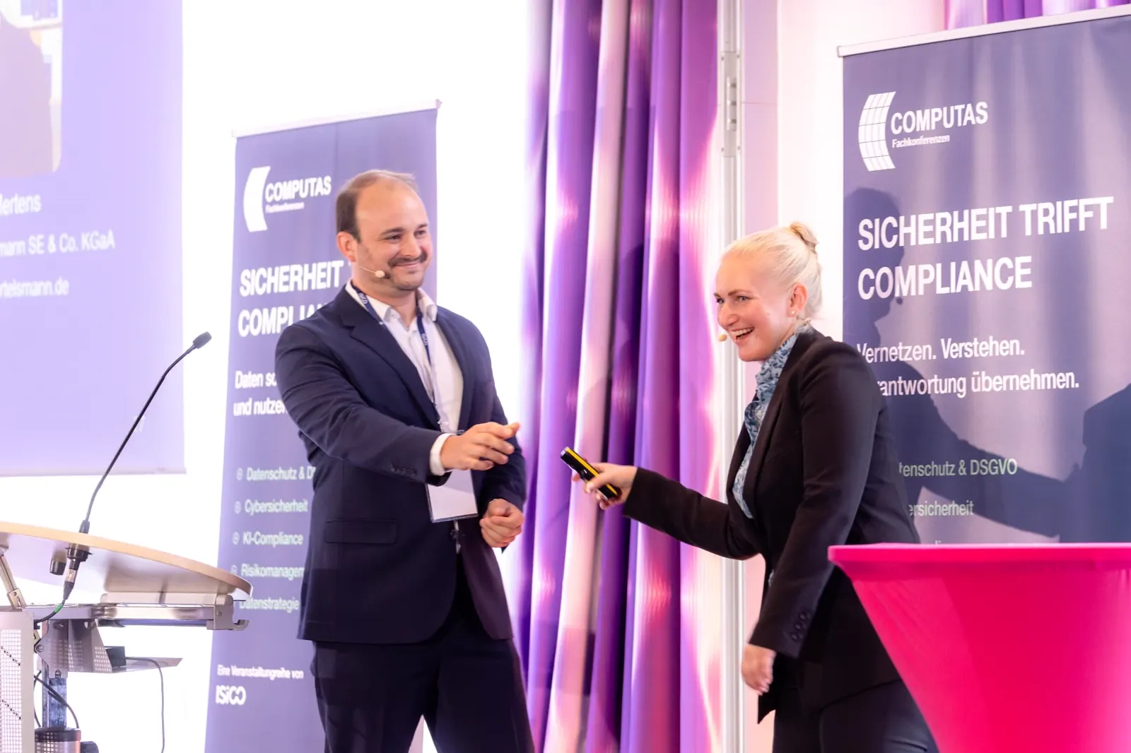 Übergabe des Presenters auf der Bühne des DuD Fachkongresses 2026