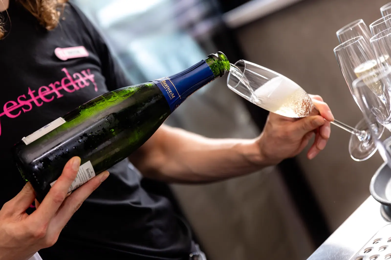 Sekt wird für den Abendempfang eingeschenkt