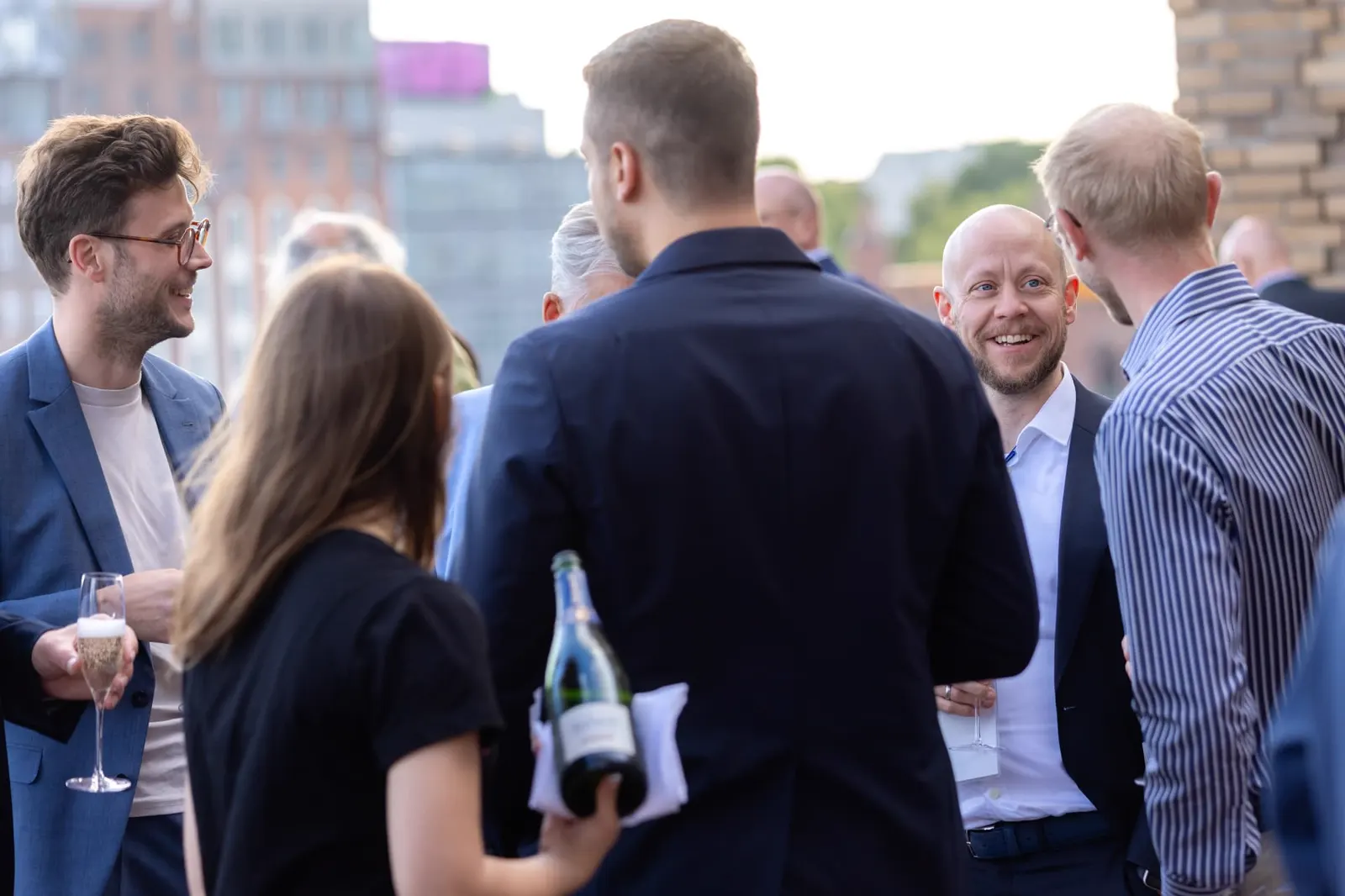 Networking auf der Dachterrasse beim Abendempfang