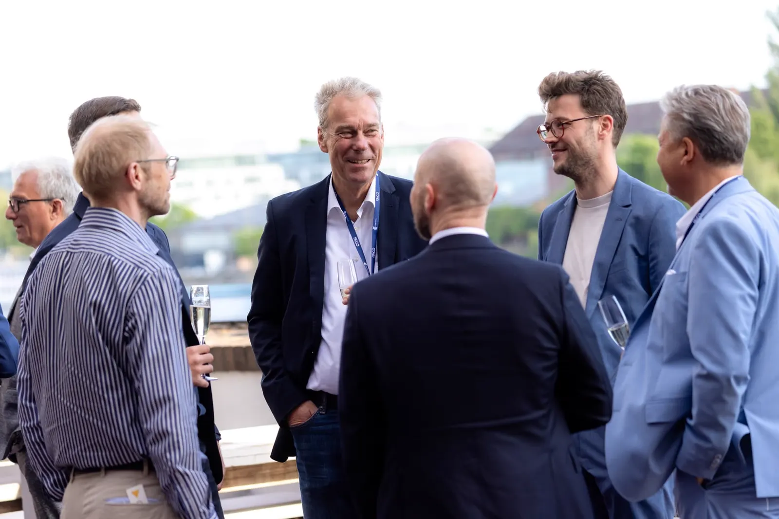 Teilnehmende im Gespräch auf der Dachterrasse