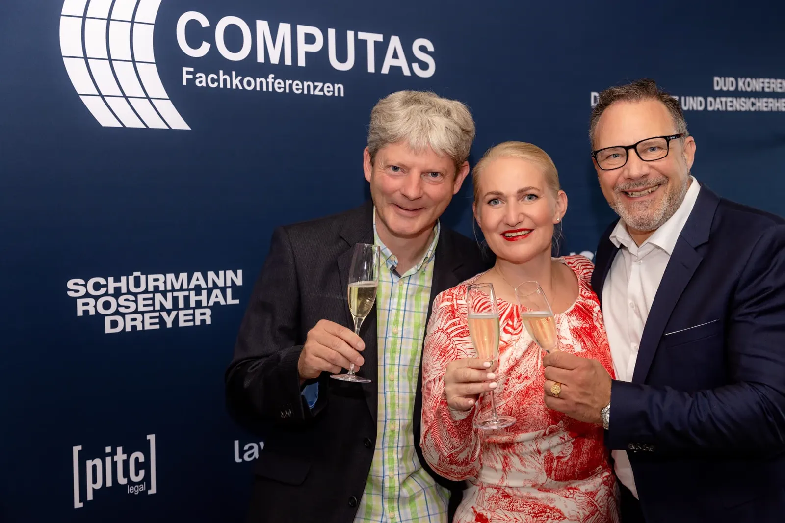Anstoßen vor der COMPUTAS Fotowand