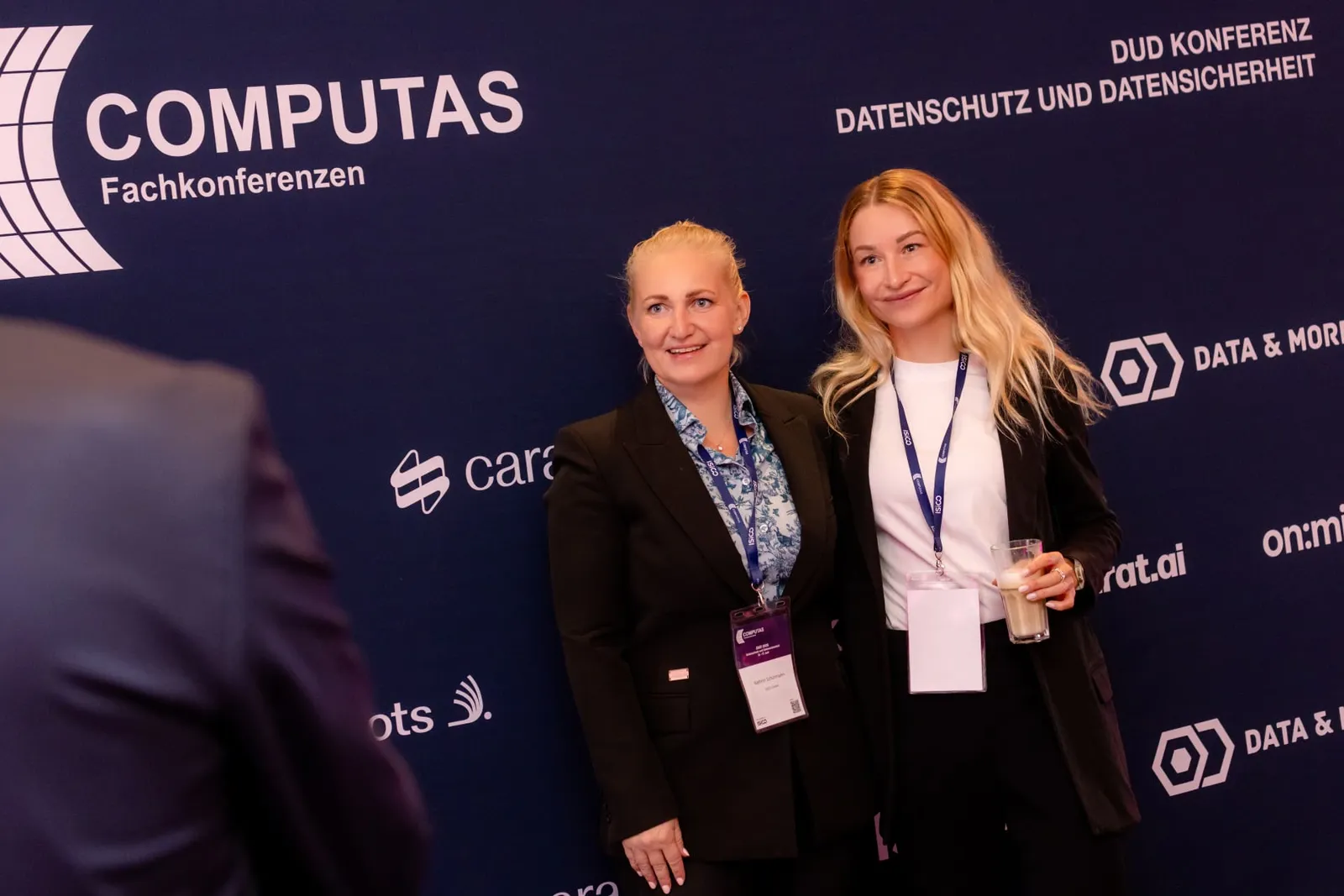 Teilnehmerinnen vor der COMPUTAS Fotowand